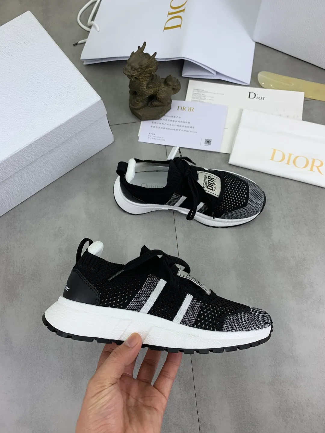 Men's Men's Shoes 💰P460 New 2025 new Run'n mesh fly-knit sneakers reinterpret sports style with an elegant and fashionable shape. The upper is crafted from pure black mesh fabric and features the Christian Dior Paris signature on the laces and heel. The sophisticated two-tone sole is lightweight and soft, adding a couture feel to any casual look. Upper: Original open-mold fly-knit fabric, breathable and comfortable. Inner foot pads: mesh fabric/suede sheepskin. Sole: TPU absorbent film anti-slip outsole. Size: couple size 35-45.